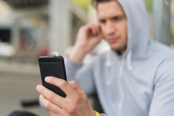 Uživatelé telefonů s Androidem ohrožuje vir falešné aplikace Spotify